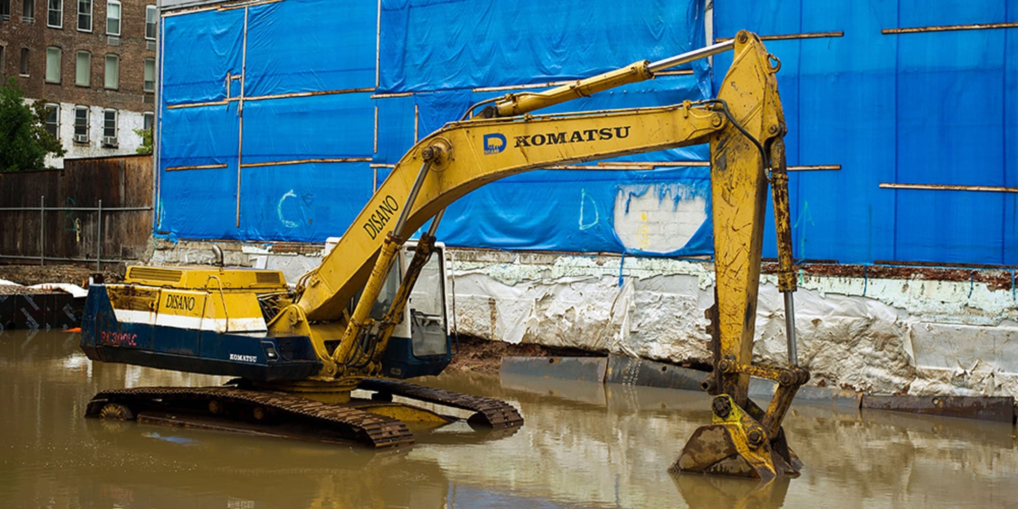1000x500 crane in flood — Construction application