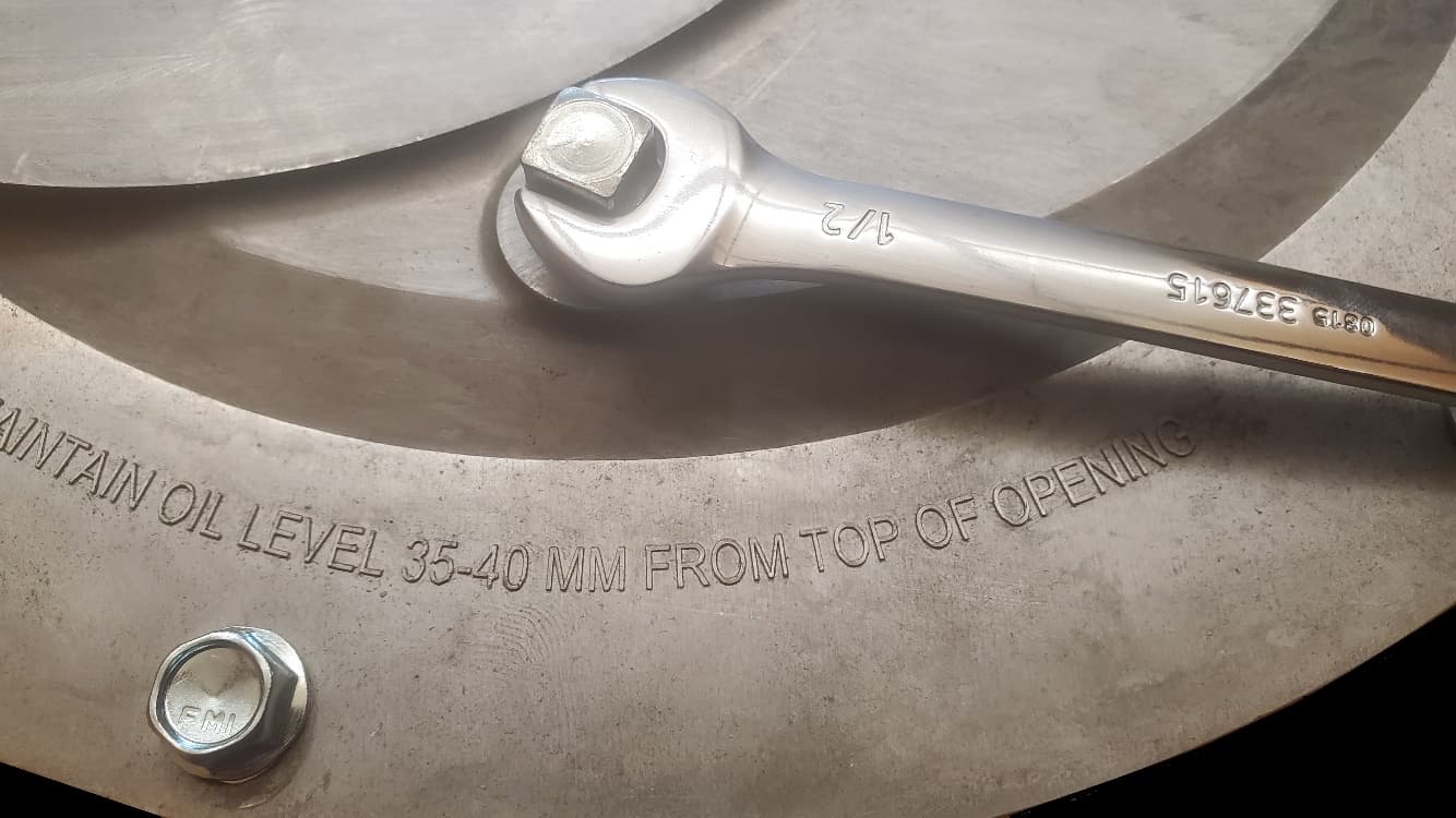 Gear case oil plug engraved with the fill line: maintain oil level 35-40mm from top of opening